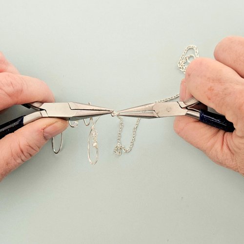 Margot Potter's Write On Necklace - , Contemporary Wire Jewelry, Wire Wrapping, Wrapping, Wire Wrapping Jewelry, Design, Use 5mm jump rings and chain nose pliers.